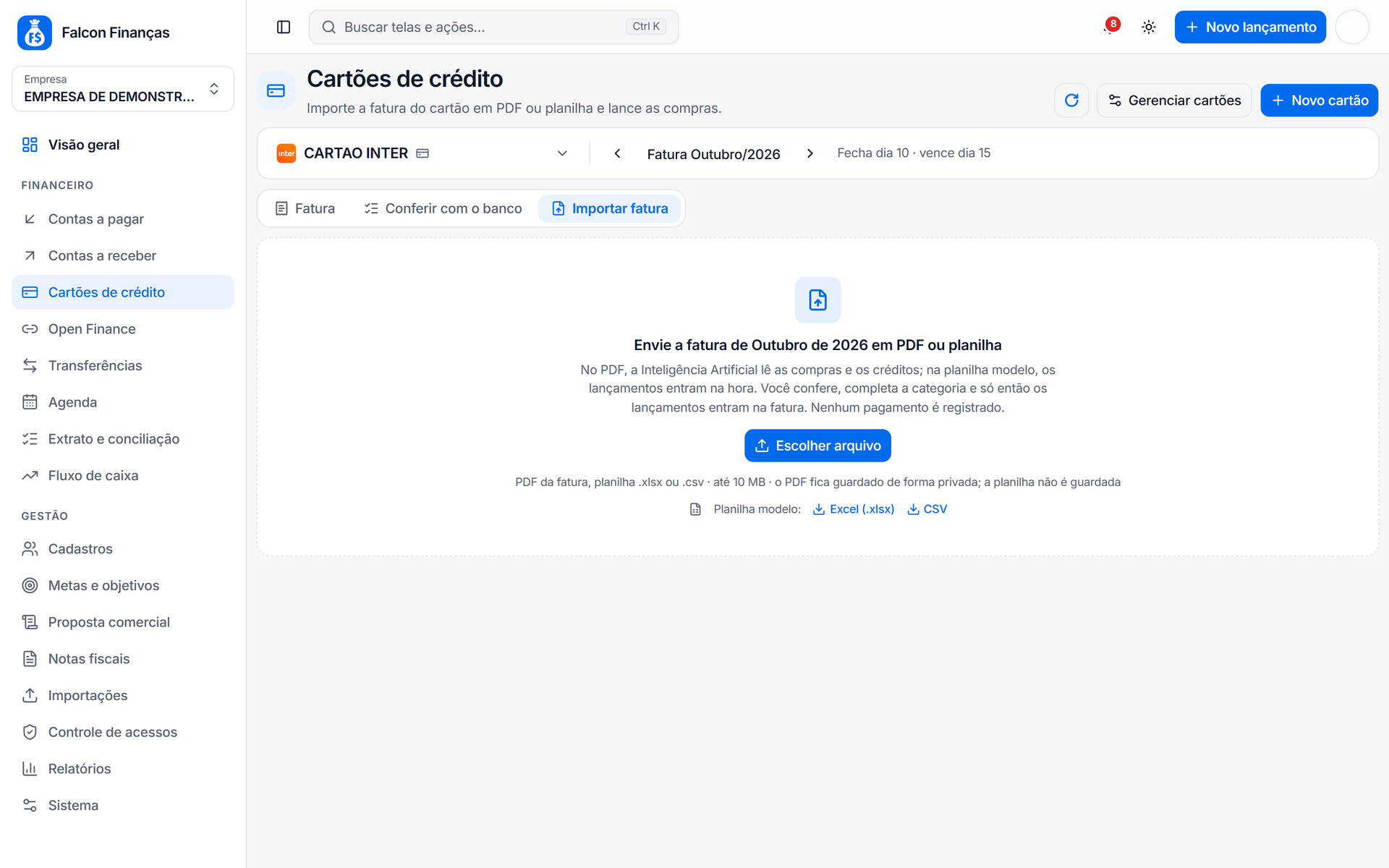 Aba Importar fatura com a escolha do cartão, a fatura de destino, o botão Escolher arquivo e os modelos de planilha