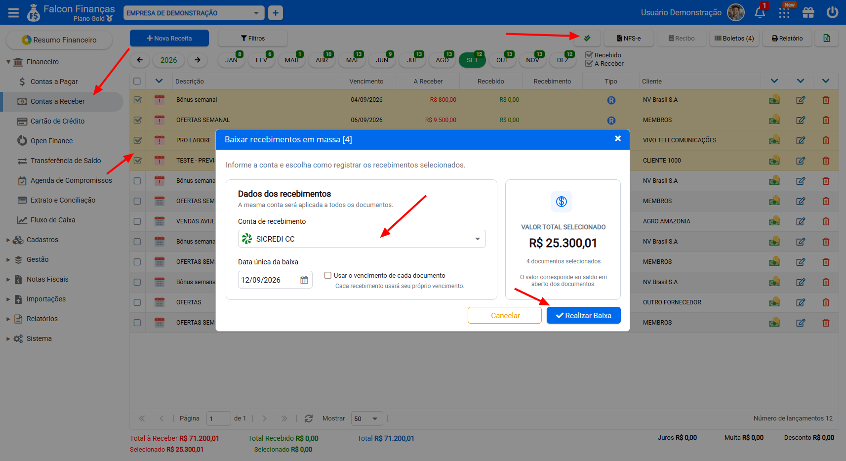 Contas a Receber com documentos selecionados e janela de recebimentos em massa destacando conta, vencimento e confirmação